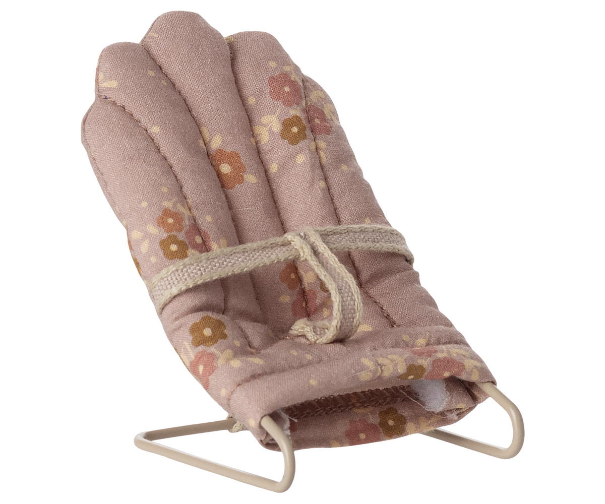 Maileg Babysitter My in Rose von vorn mit gestepptem Blumenpolster und hellem Bindeband