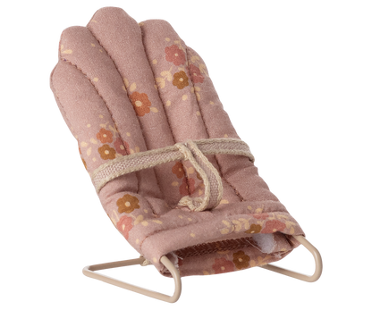 Maileg Babysitter My in Rose von vorn mit gestepptem Blumenpolster und hellem Bindeband