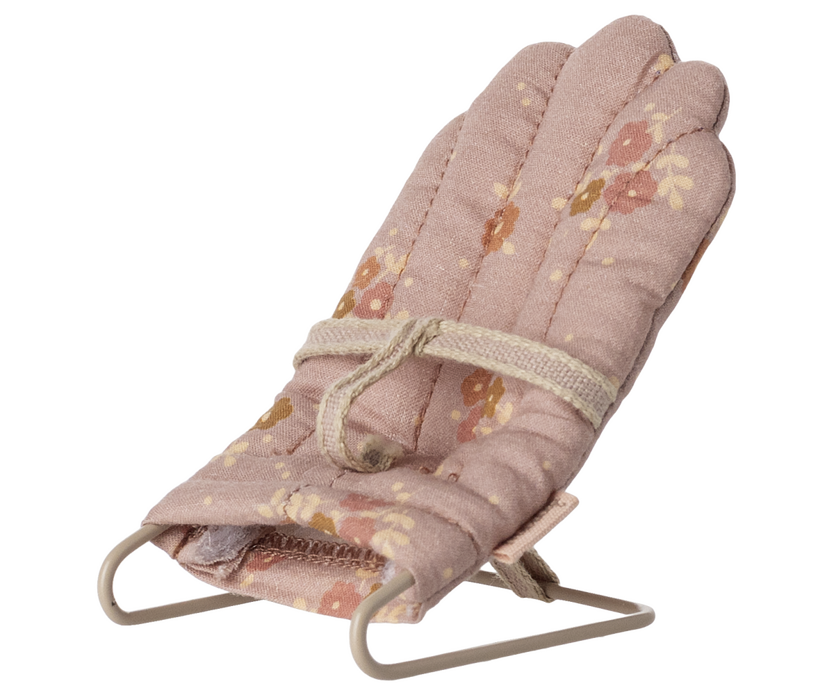 Maileg Babysitter My in Rose: Wippe mit rosa geblümtem Stoffpolster, Bindeband und Metallgestell