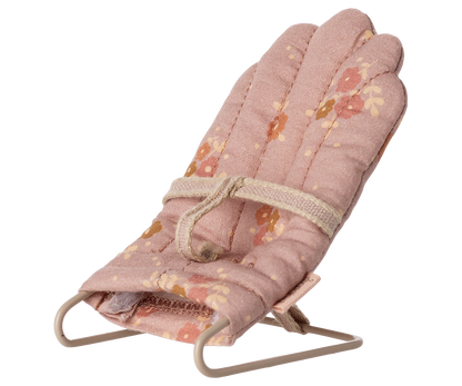 Maileg Babysitter My in Rose: Wippe mit rosa geblümtem Stoffpolster, Bindeband und Metallgestell