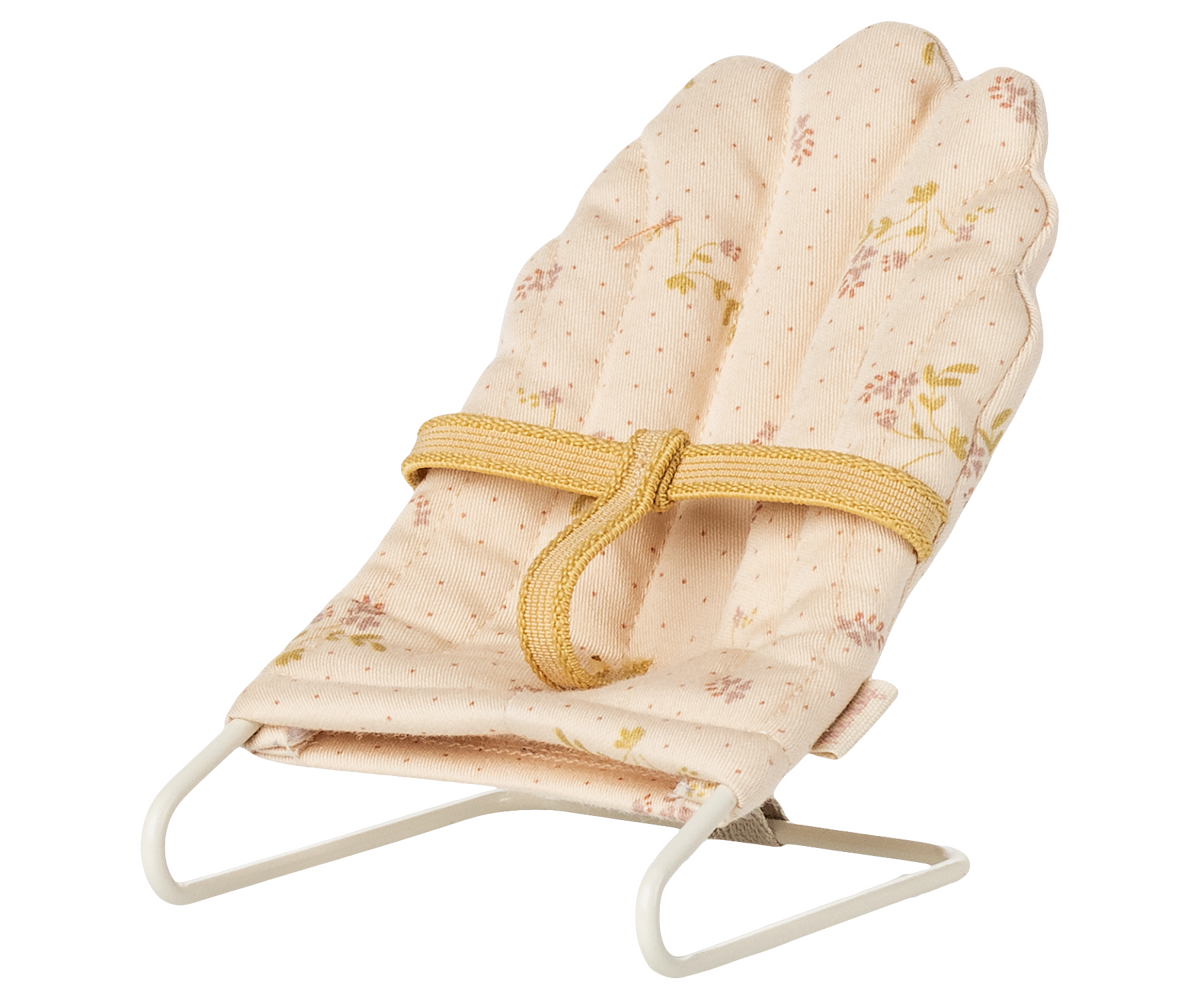 Maileg Babysitter Mikro in Creme von vorn mit gestepptem Polster und gelbem Bindeband