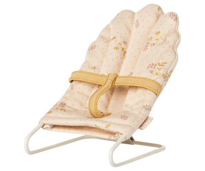 Maileg Babysitter Mikro in Creme von vorn mit gestepptem Polster und gelbem Bindeband