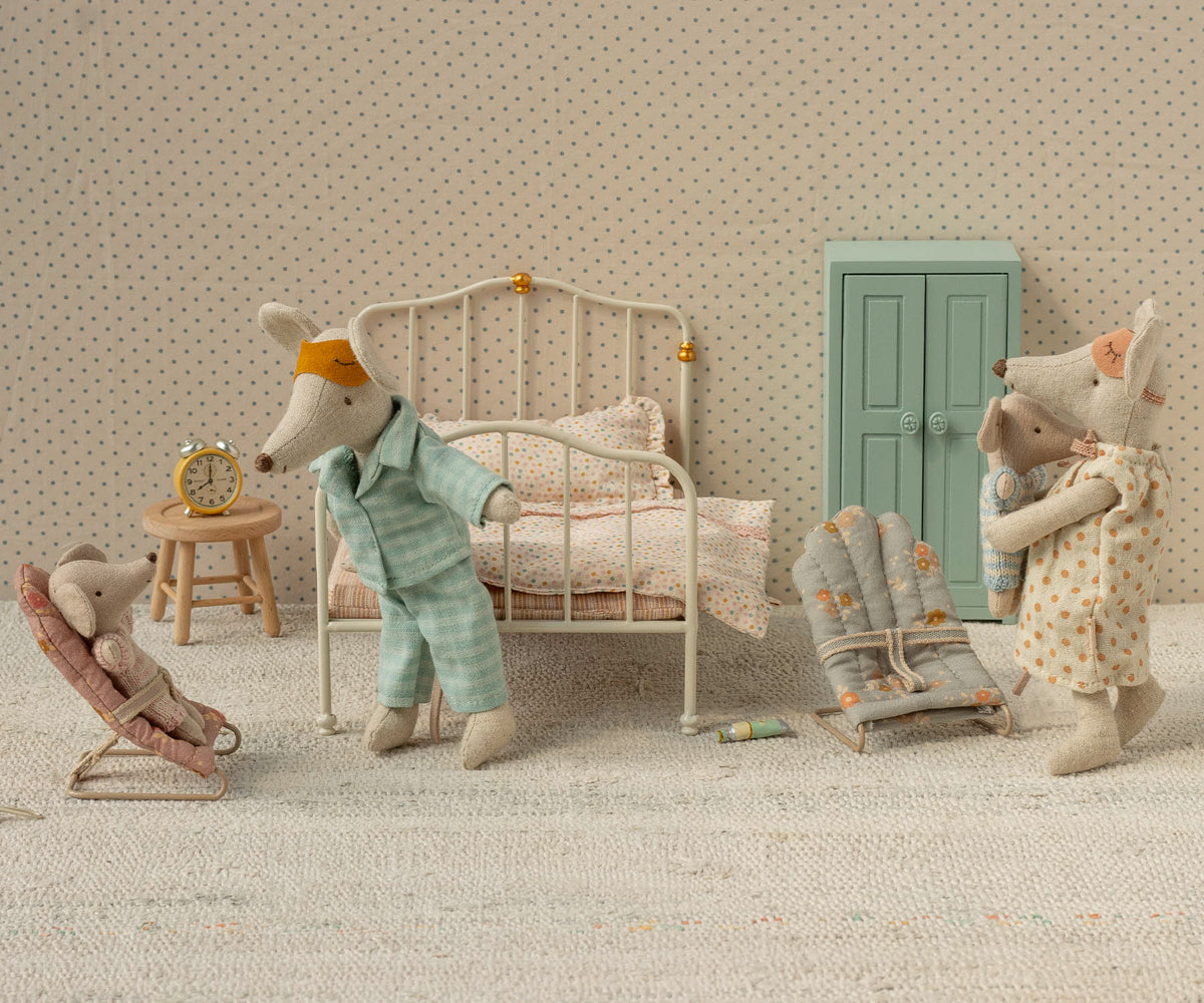 Mäusefamilie im Schlafzimmer, vorn links liegt eine Babymaus im rosa Maileg Babysitter