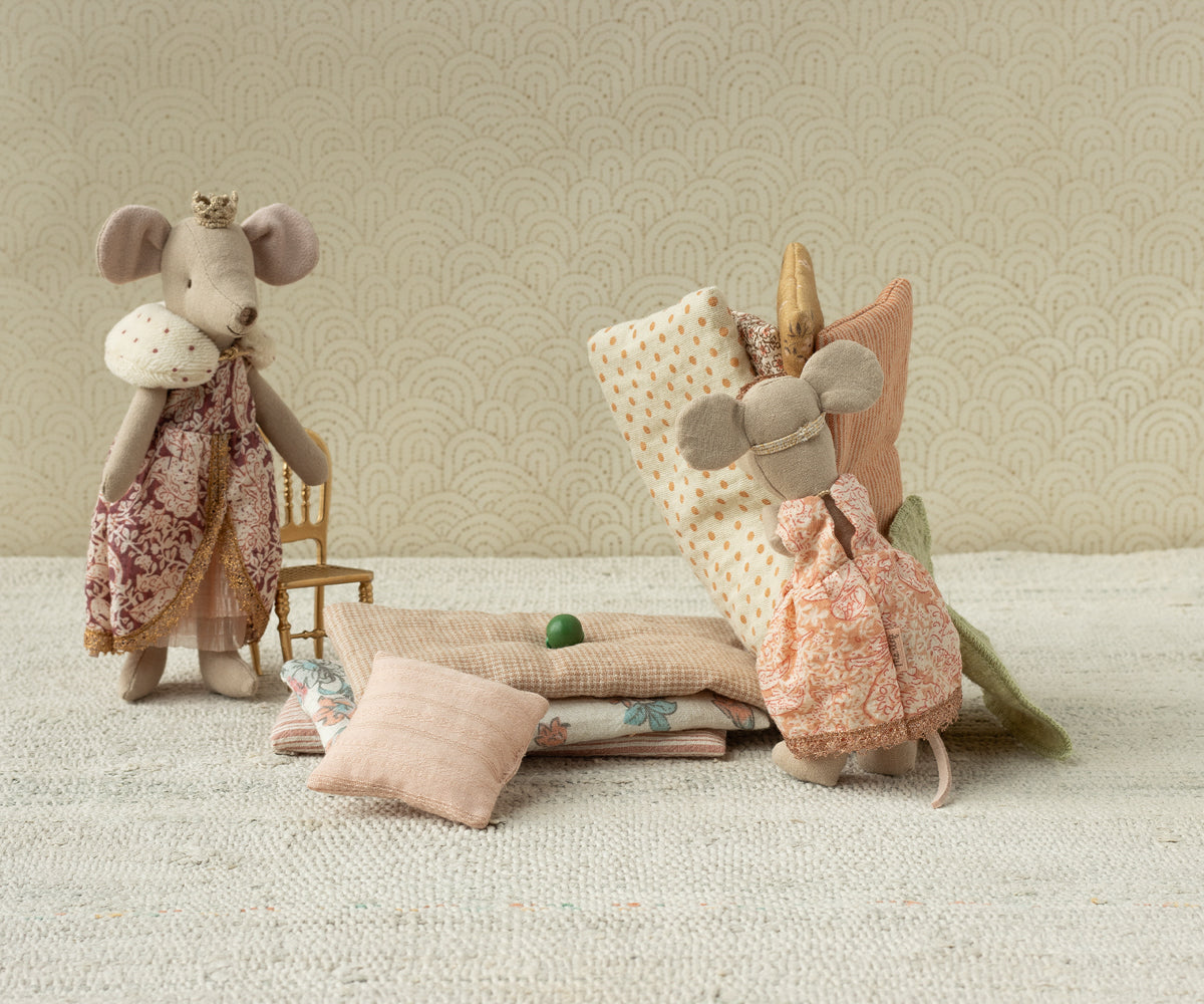 Große Schwester Maus Maileg mit Kleid, Krone und drei bunten Matratzen zum Märchen-Nachspielen