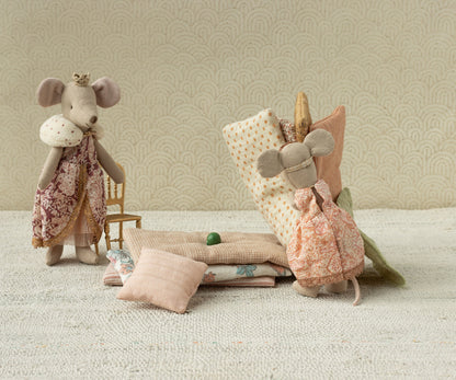 Große Schwester Maus Maileg mit Kleid, Krone und drei bunten Matratzen zum Märchen-Nachspielen