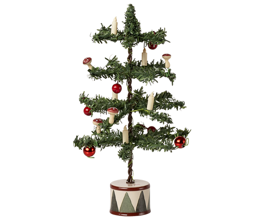 Maileg Tannenbaum für Mäuse mit roten Kugeln, kleinen Kerzen und Pilzen, der Fuß sieht aus wie eine Trommel