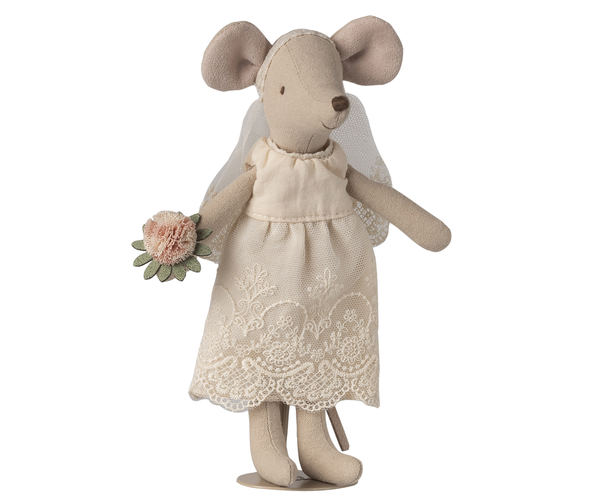 Braut der Maileg Hochzeitsmäuse einzeln im weißen Spitzenkleid mit Schleier und rosa Blumenstrauß