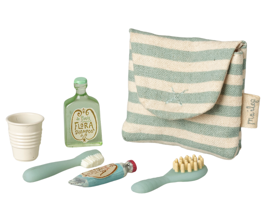Maileg Zahnbürsten-Set: blau-weiß gestreifte Tasche mit Becher, Shampooflasche, Zahnbürste, Tube und Haarbürste