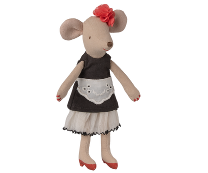 Maileg Kosmetikerin-Maus Mama mit roter Blume am Ohr, schwarzem Kleid mit weißer Spitzenschürze, roten Schuhen