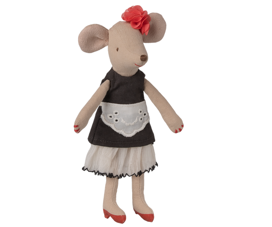 Maileg Kosmetikerin-Maus Mama mit roter Blume am Ohr, schwarzem Kleid mit weißer Spitzenschürze, roten Schuhen