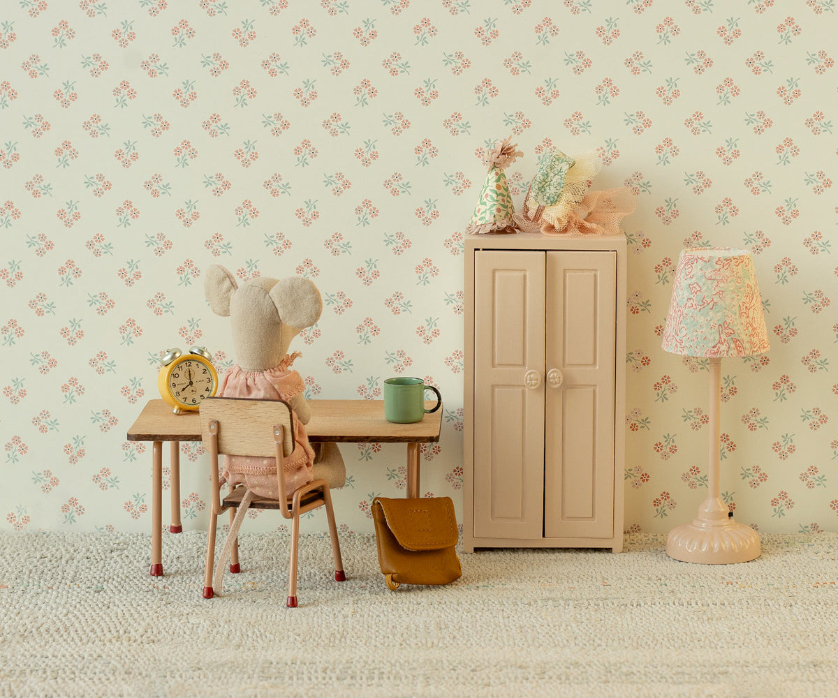 Rosa Maileg Kleiderschrank in einem Mäusezimmer mit Schreibtisch, Stehlampe und sitzender Maus