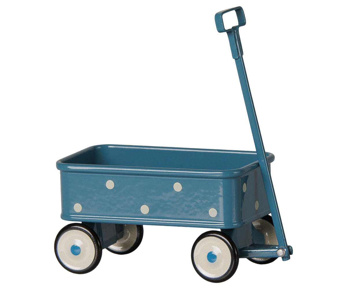Maileg Wagen in Blau von der Seite mit aufgestellter Zugstange