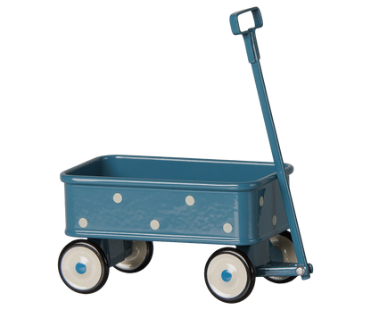 Maileg Wagen in Blau von der Seite mit aufgestellter Zugstange