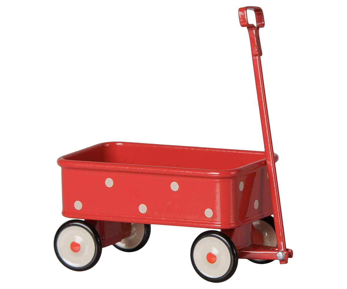 Maileg Wagen in Rot von der Seite mit aufgestellter Zugstange