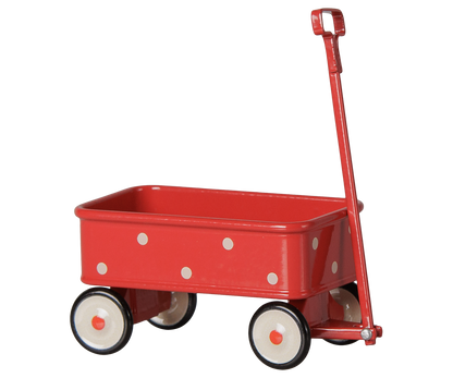 Maileg Wagen in Rot von der Seite mit aufgestellter Zugstange