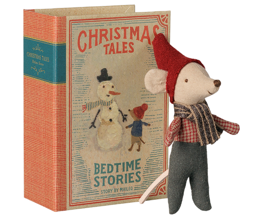 Maileg Weihnachtsmaus Baby mit roter Zipfelmütze und Schal steht vor ihrem Buch mit Aufschrift Christmas Tales