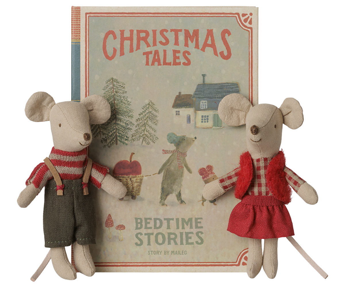 Maileg Weihnachts-Zwillingsmäuse in roter Kleidung stehen vor ihrem Buch mit Aufschrift Christmas Tales