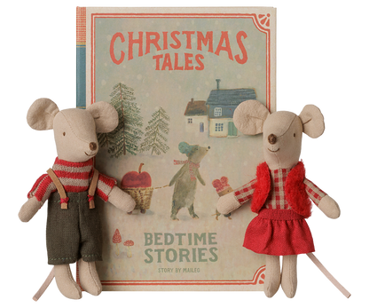 Maileg Weihnachts-Zwillingsmäuse in roter Kleidung stehen vor ihrem Buch mit Aufschrift Christmas Tales