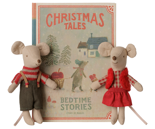 Maileg Weihnachts-Zwillingsmäuse in roter Kleidung stehen vor ihrem Buch mit Aufschrift Christmas Tales