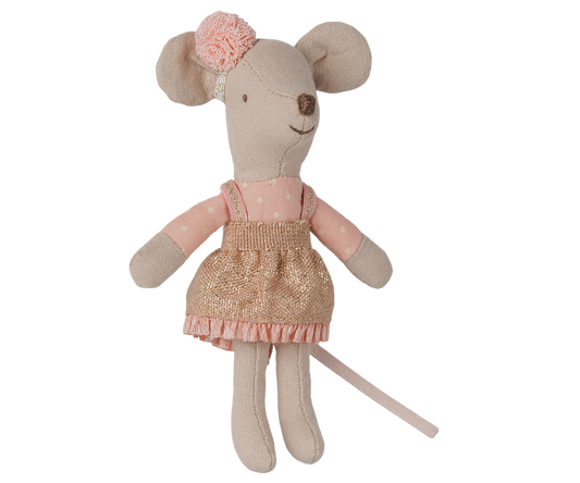 Maileg Fahrerin-Maus kleine Schwester mit rosa Pompom am Stirnband, gepunktetem Oberteil und Glitzerrock