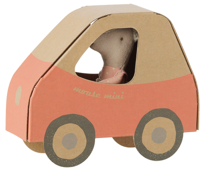 Maileg Fahrerin-Maus sitzt in ihrer Verpackung, einer Pappschachtel in Form eines kleinen Autos