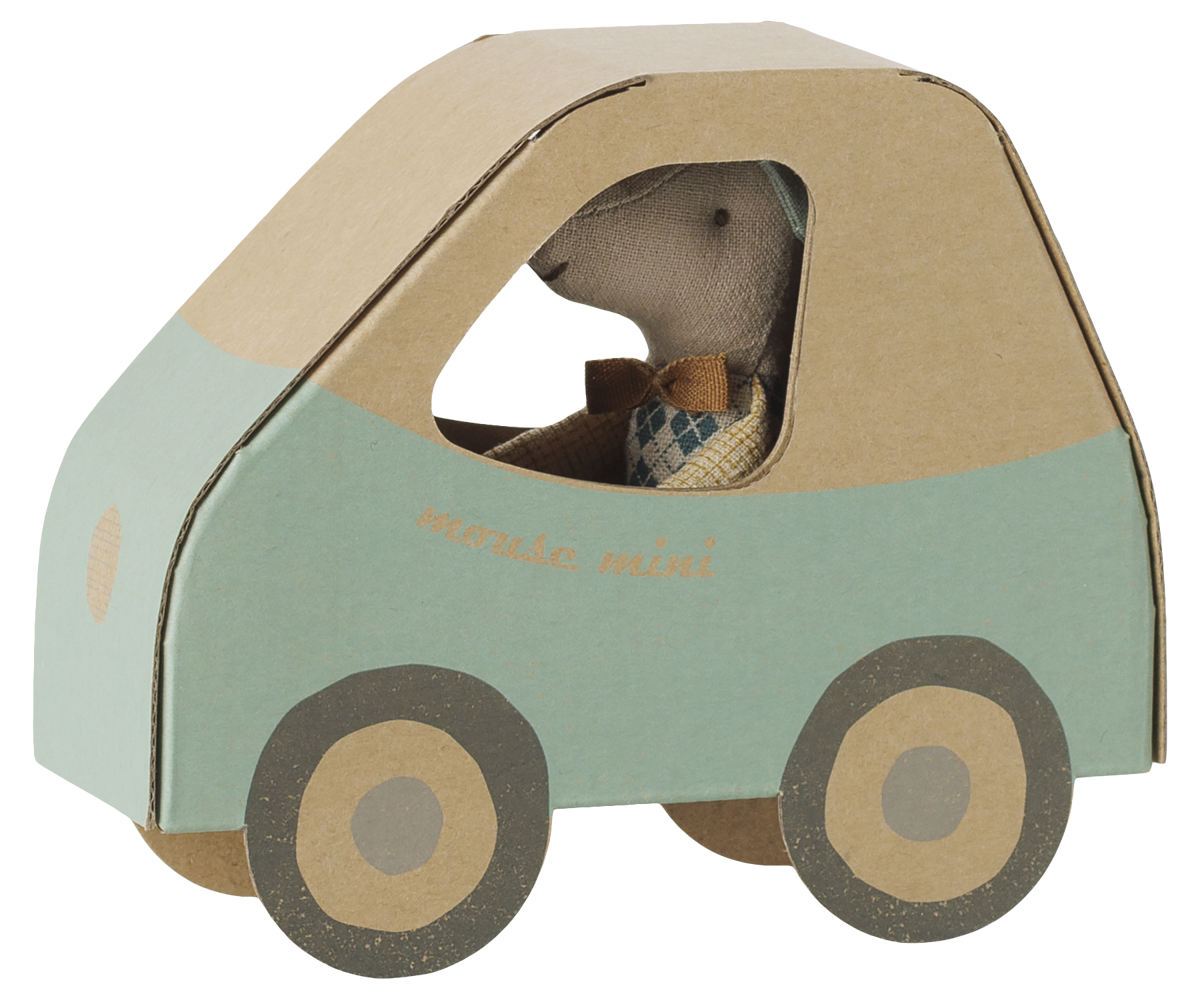 Maileg Fahrer-Maus sitzt in ihrer Verpackung, einer Pappschachtel in Form eines kleinen Autos