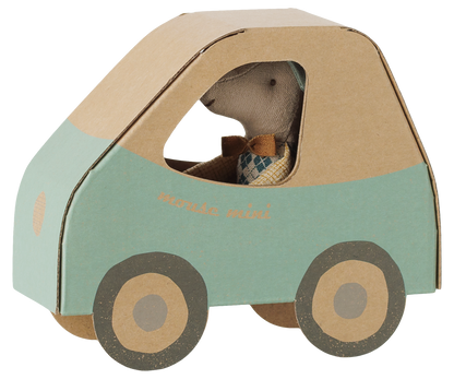 Maileg Fahrer-Maus sitzt in ihrer Verpackung, einer Pappschachtel in Form eines kleinen Autos
