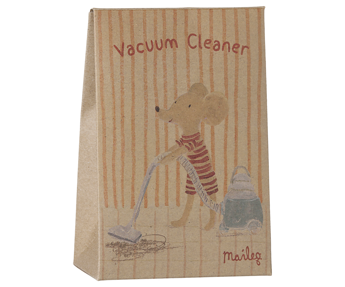 Verpackung des Maileg Staubsaugers: Papiertüte mit gezeichneter Maus und Aufschrift Vacuum Cleaner