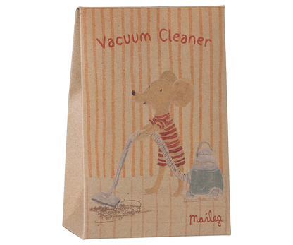 Verpackung des Maileg Staubsaugers: Papiertüte mit gezeichneter Maus und Aufschrift Vacuum Cleaner