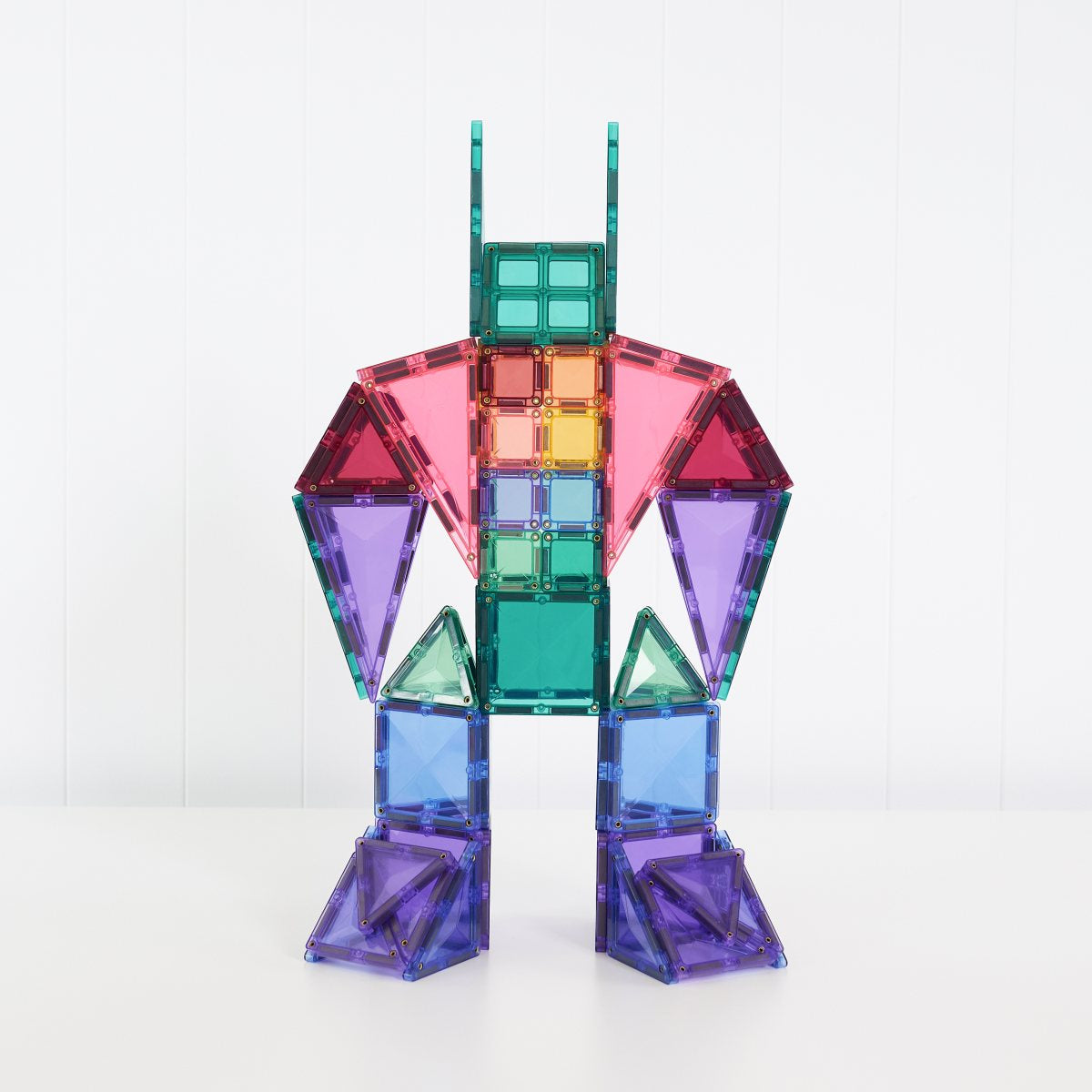 Großer Roboter aus Pastell-Magnetbausteinen