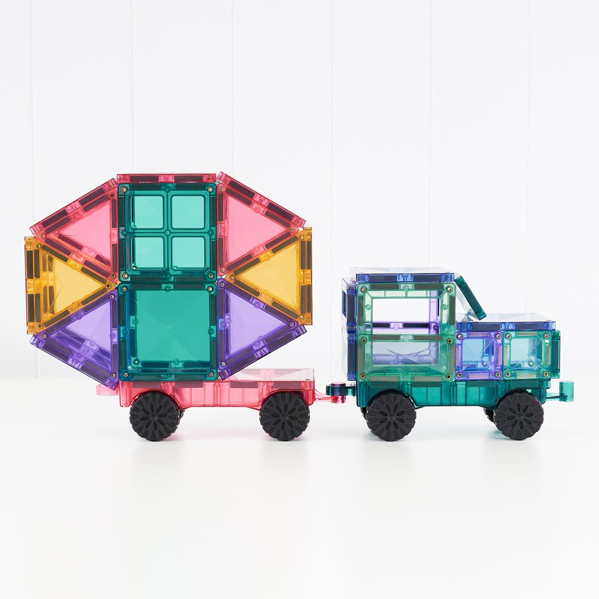 Lastwagen und Geländewagen aus Pastell-Magnetbausteinen auf Radachsen