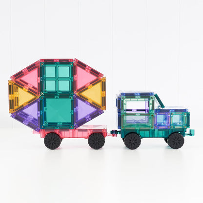 Lastwagen und Geländewagen aus Pastell-Magnetbausteinen auf Radachsen
