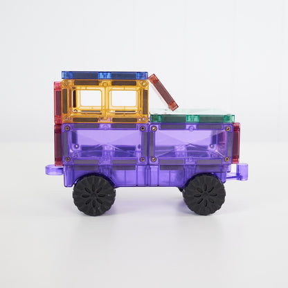 Geländewagen aus lila und gelben Magnetbausteinen auf einer Radachse