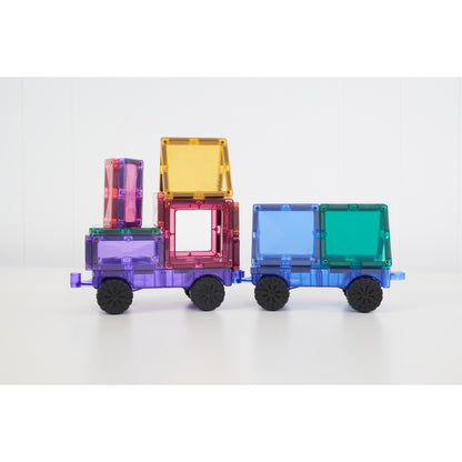 Lastwagen mit Anhänger aus Pastell-Magnetbausteinen auf zwei Radachsen