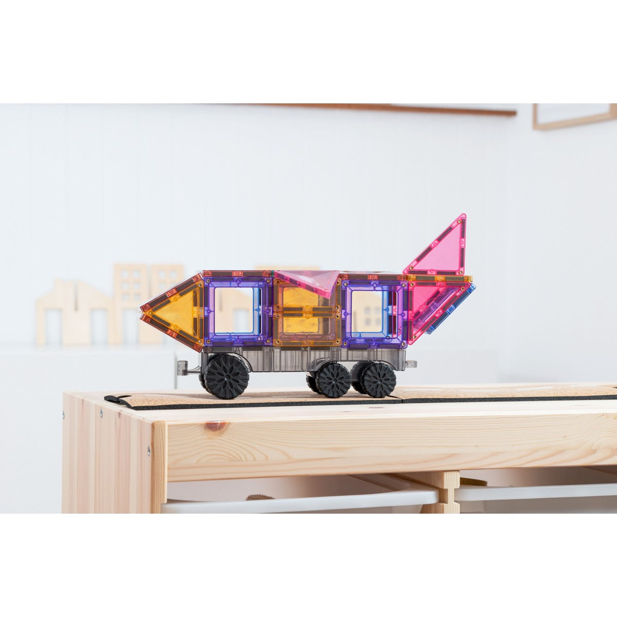 Flugzeug aus Pastell-Magnetbausteinen auf einer Radachse