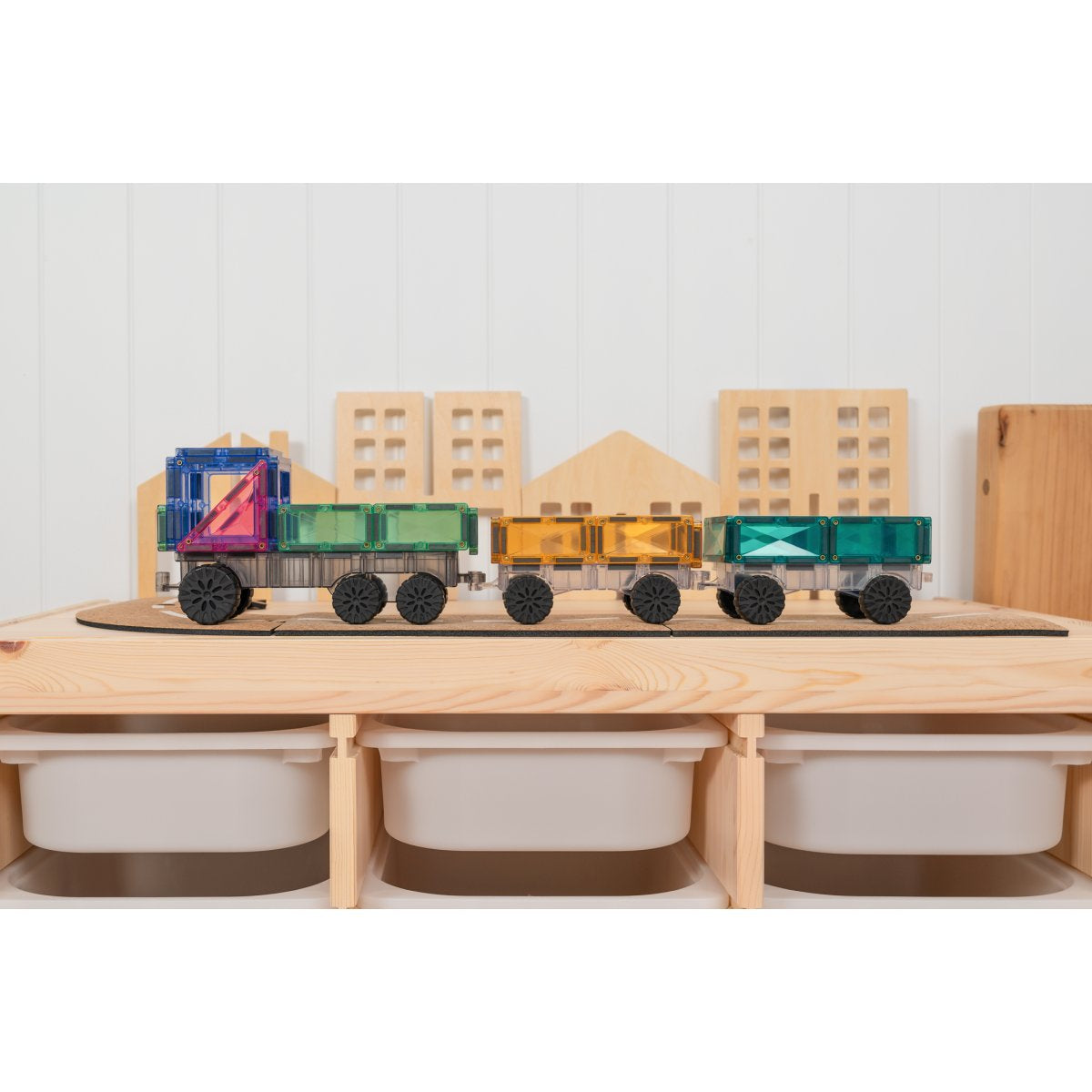 Zug mit Lok und zwei Waggons aus Pastell-Magnetbausteinen