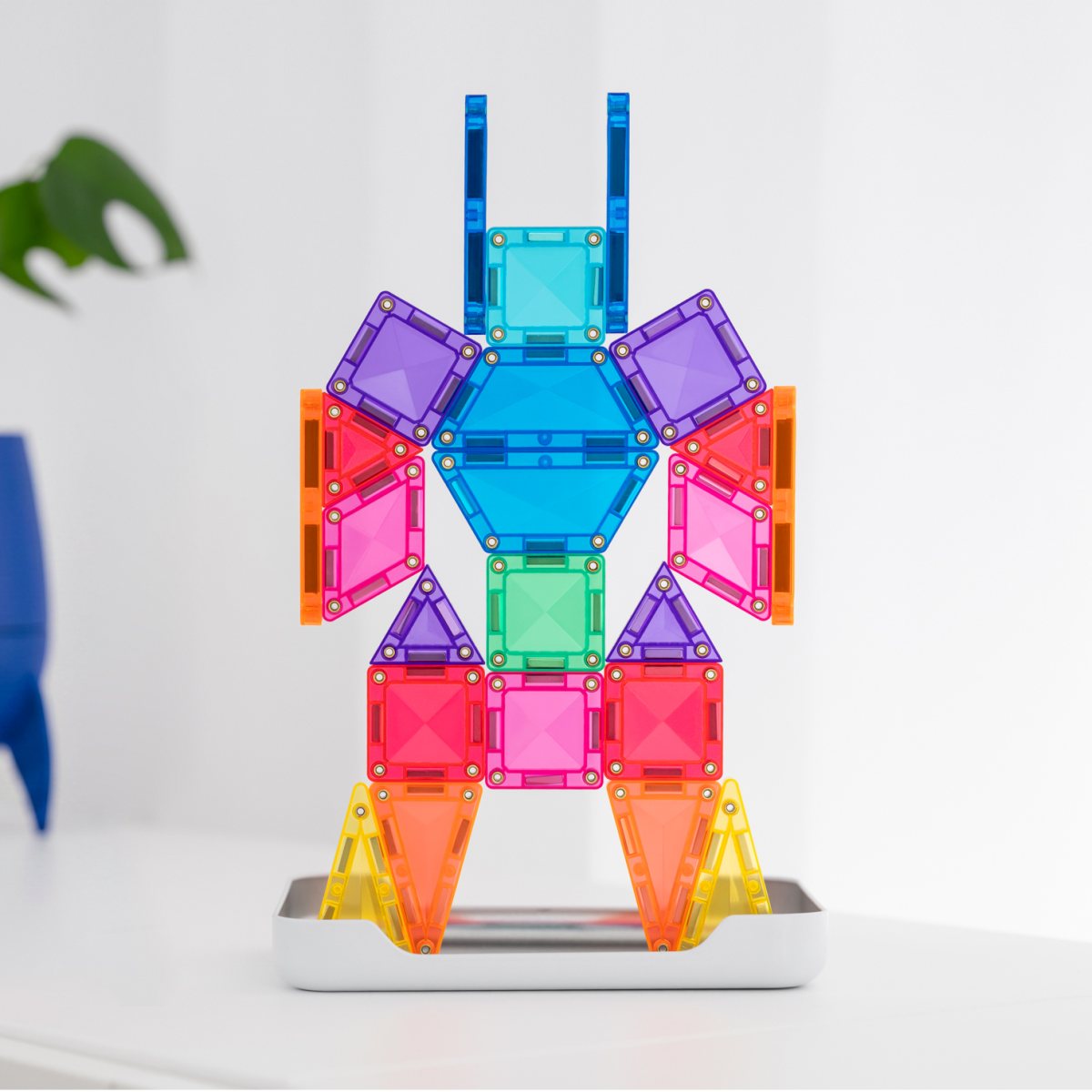 Roboter aus Mini-Magnetbausteinen auf dem Kofferdeckel