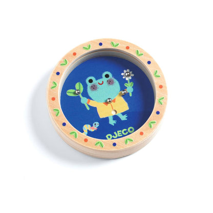 Djeco Mini Geduldsspiel Frosch in gelbem Anzug, runde Holzdose mit bemaltem Rand