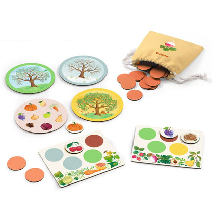 Djeco Vegeto Mondo Spielmaterial mit vier Tafeln, Gemüse-Karten, Holzscheiben und gelbem Stoffbeutel