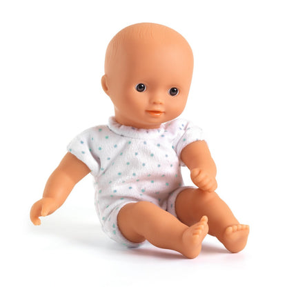 Pomea Mini Sasha Puppe mit beiger Kunststoffkopf, sitzend in weißem Kurzarm-Shirt mit pastellfarbenem Muster, Packshot