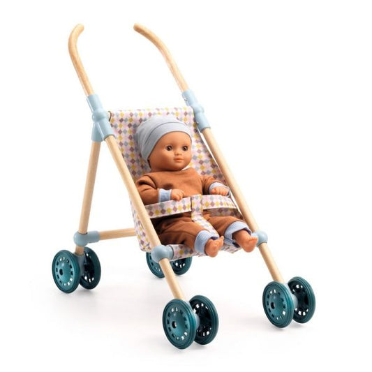 Puppenbuggy aus Holz mit kariertem Stoffsitz und blauen Rädern, darin eine Puppe