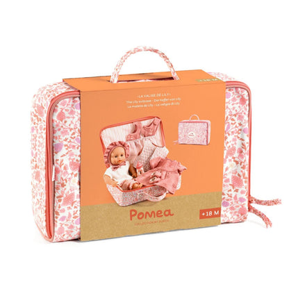 Pomea Babypuppe Lily im Reisekoffer, orangefarbene Verpackung mit rosa-weiß gemustertem Koffer und Tragehenkel