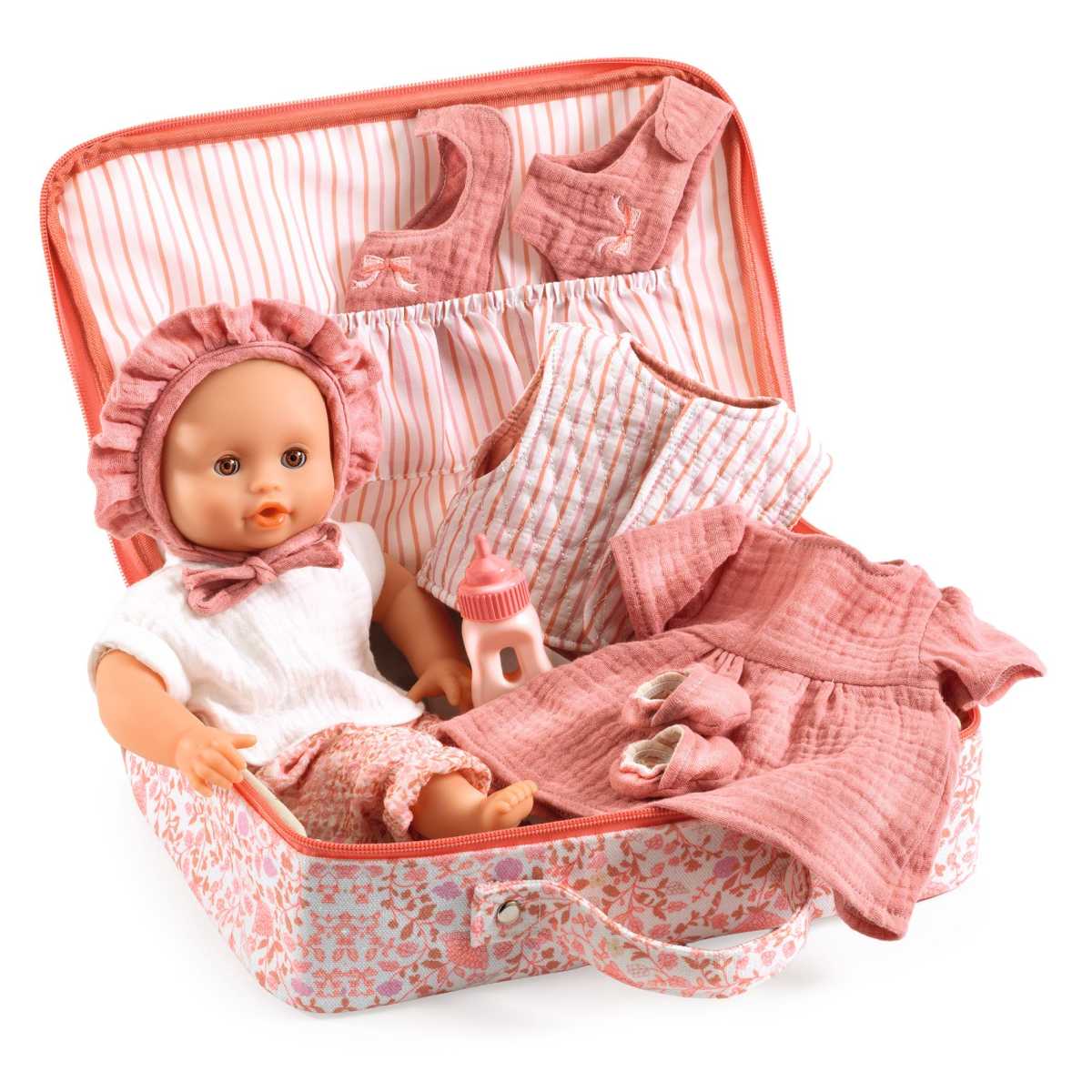 Pomea Babypuppe Lily sitzt im rosa-weiß gemusterten Reisekoffer mit Puppenkleidung, Hose, Kleid, Haube und Schuhen