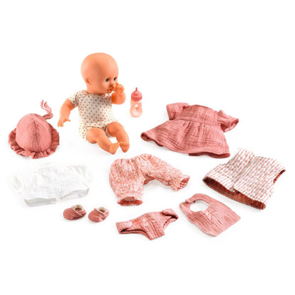 Pomea Babypuppe Lily mit Zubehör: rosa und weiße Kleidungsstücke, Windeln, Fläschchen und Schuhe