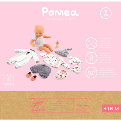 Pomea Puppe Vanille mit Kleidung und Zubehör auf rosa Hintergrund, Verpackung unten mit Altersangabe