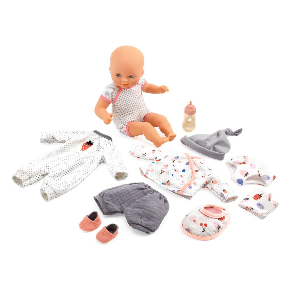 Pomea Puppe Vanille mit Kleidung und Accessoires auf weißem Hintergrund