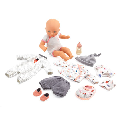 Pomea Puppe Vanille mit Kleidung und Accessoires auf weißem Hintergrund