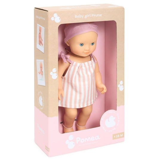 Verpackung der Pomea Badepuppe Prune mit blondem Mädchen in rosa-weiß gestreiftem Kleid und rosa Stirnband