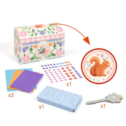 Djeco Schatztruhe Precious Zubehör: Schmucksteine, Filzstreifen, Stickerbogen, Holzschlüssel mit Blütenform