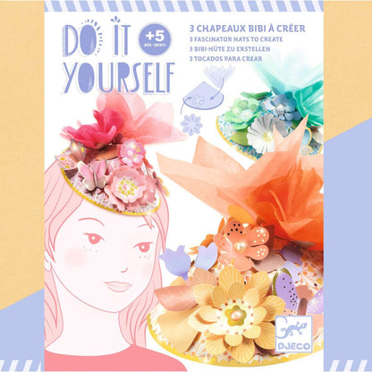 Djeco Hutbastelset Verpackung mit Mädchen-Illustration und drei bunten Papierblüten-Hutbeispielen